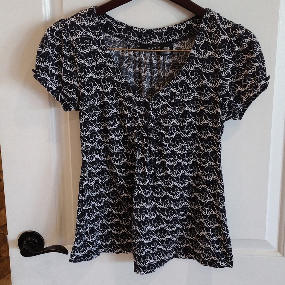 Mixit. Cute Black and White women's Top. Size Small